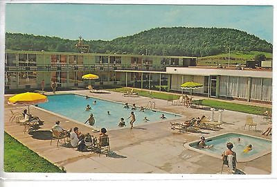 Swimming Pool,Holiday Inn-Cave City,Kentucky.Vintage postcard front